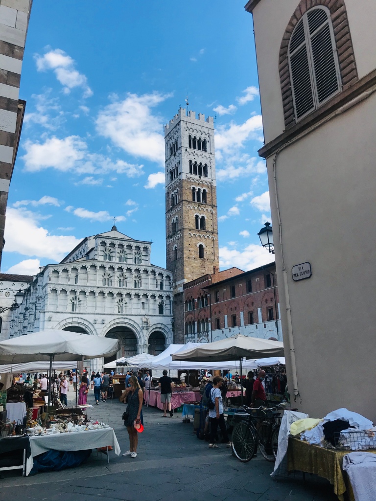 Le bancarelle del mercato dell'antiquariato di fronte al Duomo di San Martino - Lucca, Toscana, Italia